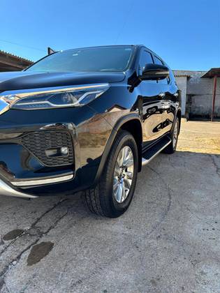 TOYOTA HILUX SW4 2.8 D-4D TURBO DIESEL SRX 7L 4X4 AUTOMÁTICO
